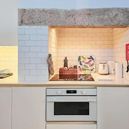 Ground Floor With Private Patio And Ac Appartamento Lisbona