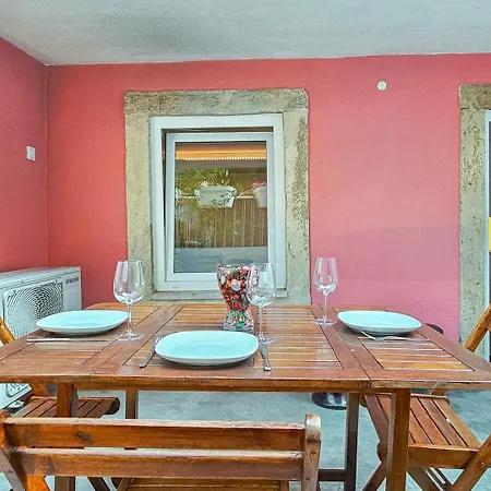 Ground Floor With Private Patio And Ac Lisbona